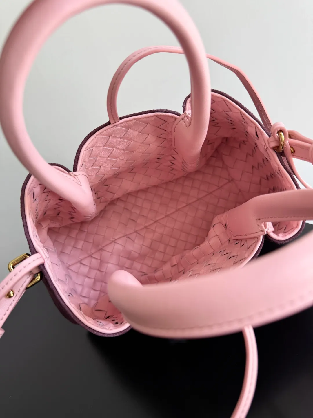 Batch 1660 BOTTEGA VENETA 2025 new product pinacoteca has super soft leather, and the weaving function, practicality and relaxed fashion sense have not fallen behind❤️‍🔥Amway has given sisters a must-have bag when going out. The size of the bag also accurately meets the commuting needs of urban beauties. It can accommodate mobile phones, keys, lipstick, powder, sunscreen, shopping bags...all of it! ! ! 🔥The capacity should not be underestimated~ It does not choose people, clothes, or occasions. With its majestic curved outline, exquisite woven texture, delicate edges and rounded handles, this woven vegetable basket bag truly achieves the goal of "dressing up and being fashionable without getting in the way"~ Are you interested in Jimei? Style number: 819004 Size: 24*15*12cm